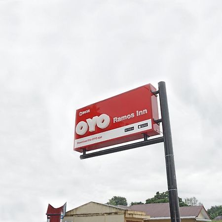 Oyo 2635 Ramos Inn Sinapuran ภายนอก รูปภาพ